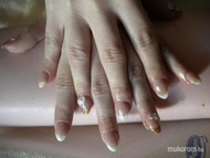 porcelán virággal díszítve