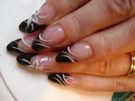 fekete porci-fehér virággal