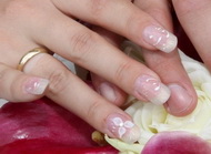 Első menyasszonyi körmöm, egy kis porcelán virággal