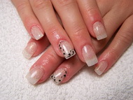 Egyszerű de mutató körmök Launak