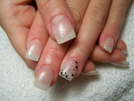 Egyszerű de mutató körmök Launak