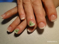 Francia akril díszítéssel