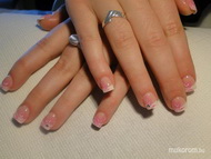 Francia akril díszítéssel