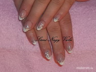 Francia kékkel és virágokkal