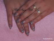 Lila fehér díszítéssel