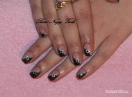 Fekete ferdén virágokkal