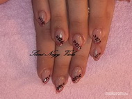 Lazac fekete virágokkal