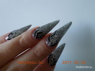 stiletto műköröm felületi díszítéssel