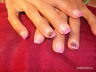 márványozott virágos