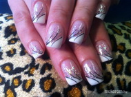 fehér francia köröm díszítve