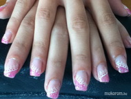 Csillámszálakkal és akrillal díszítve