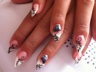 Épített zselé lakkos pillangóval