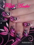 Leila újabb pink körme