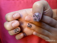 zselés akril diszitéssel