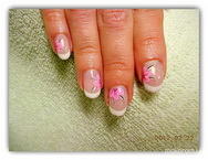 francia rózsaszín kis virágokkal