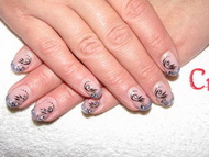 zselés köröm akrillal díszítve