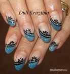 Anikó saját körmére