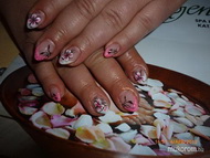 rózsaszínben virágokkal