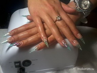 Stiletto akril díszítéssel