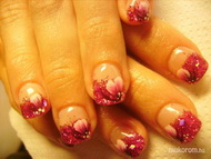 Nórika picike rágott körmére