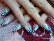 zselés köröm akrillal díszitve
