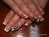 Műűköröm egyszerűen díszítve