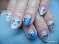 Mónikának is kék korszaka van