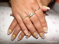 Mónimnak akril virág díszíéssel