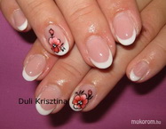 Móni saját körmére