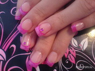 Bogi pink körmei 