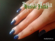 Acélkék körmök lenőve