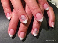 Jucinak saját körmére