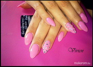 egyszínű rózsaszín kövekkel díszítve