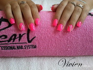 neon rózsaszín kövekkel díszítve