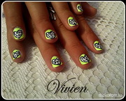 neon zöld szívvel és love felirattal