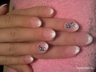 pici körmök kövekkel