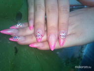 ékszerrel díszítve