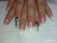 Francia feketével díszítve