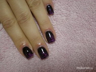 Fekete alapon lila csillámos