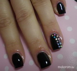 Fekete alapon színes köves