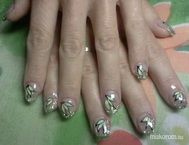 Zöld köröm csillám díszítéssel