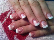 fehér rózsaszínnel