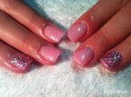 különböző rózsaszín kövekkel