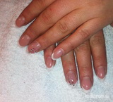 Best Nails - francia rózsaszín és fehér kövekkel 