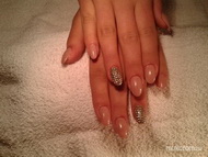 Bézs zselés köröm arany lapokkal