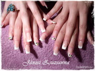 Zsofi és Vivi Hello Kittys körmei