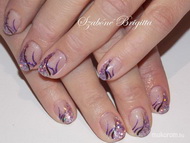 lila csillámporral műköröm