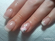 Szolíd műköröm virággal