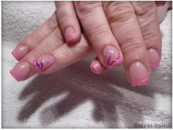 rózsaszín köröm díszítéssel
