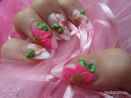 porcelán virágokkal díszítve